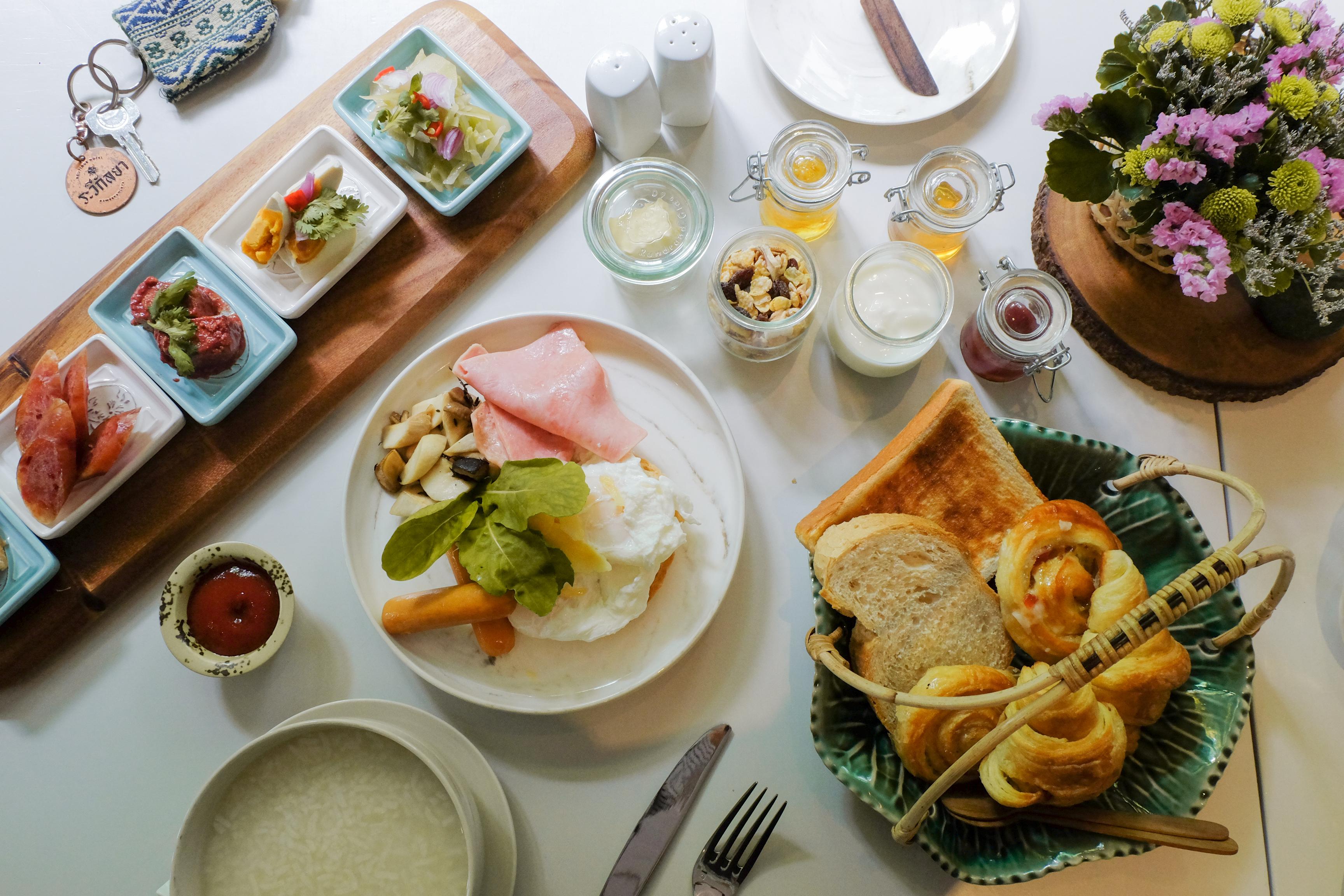 The Raweekanlaya Банкок Екстериор снимка A typical breakfast at the hotel