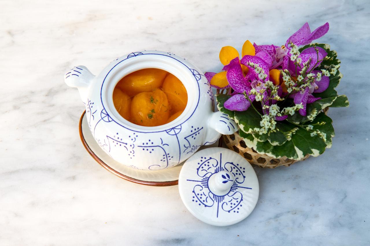 The Raweekanlaya Банкок Екстериор снимка A pot of turmeric tea