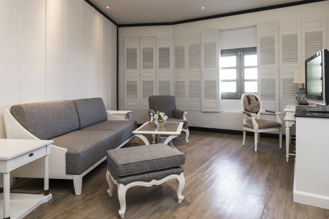 The Raweekanlaya Банкок Екстериор снимка A living room in a suite